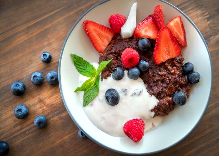 Always have breakfast for IBS: healthy breakfast with strawberries and blueberries.